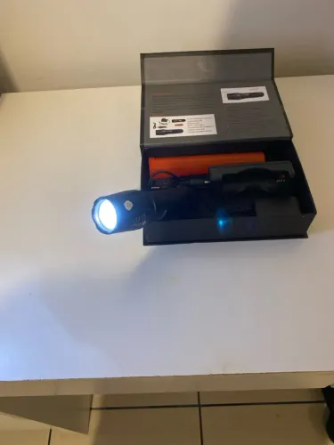 Lanterna Tática LED Recarregável - Potente e Durável