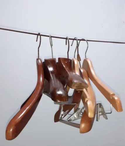 kit com 06 cabides clássicos