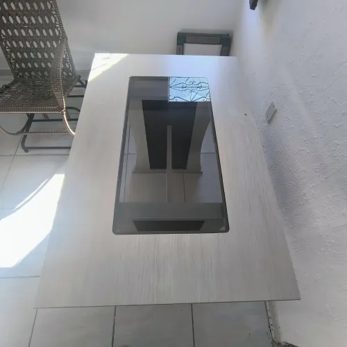 MESA DE MADEIRA COM VIDRO NO MEIO