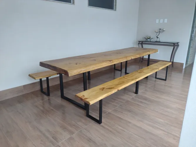 Mesa de Jantar Rústica de Madeira