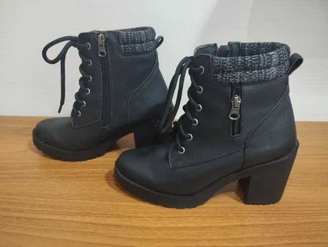 Bota cano curto semi nova