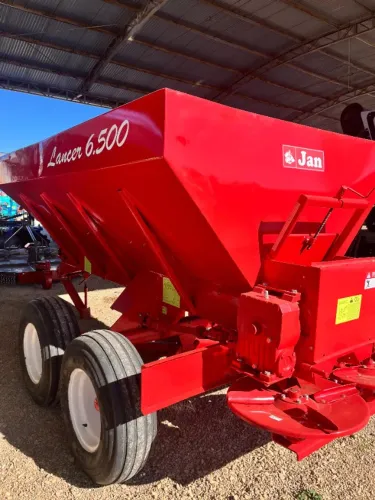 DISTRIBUIDOR DE CALCÁRIO LANCER JAN 6500kg