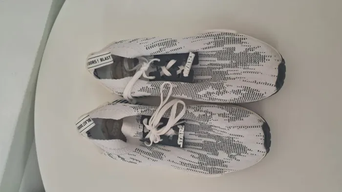 tênis Adidas NMD R1 Star Wars Stormtrooper na cor branco e preto. 