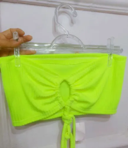 Top cropped neon sem alça