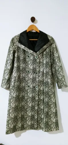 Sobretudo em Pyton ( feminino) Marca: Fashion S.A. ( made in Spain) Tam. 42 (M). Usado.