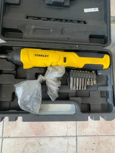 PARAFUSADEIRA 4V 1,5A ÍON LÍTIO + MALETA 30 PÇS BIVOLT - STANLEY