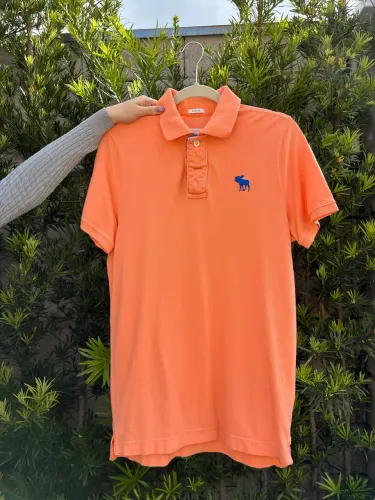 Camisa polo Abercrombie cor salmão masculina