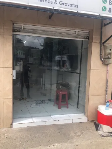 Portas e vitrines para comércios.