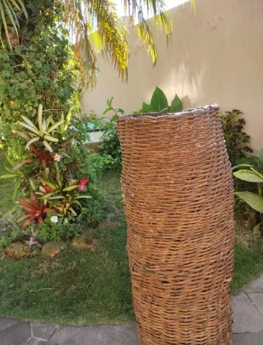 Cachepô, vaso, trama rústica de cipó 