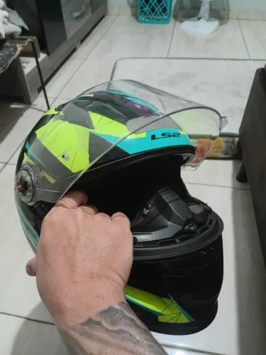 Vendo capacete ls2 draze número 58 pouco tempo uso.
