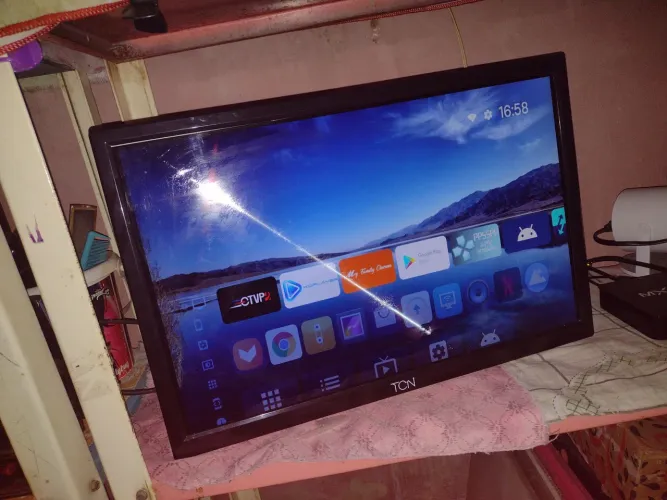 Vendo um monitor 19 polegadas com macha branca na tela 