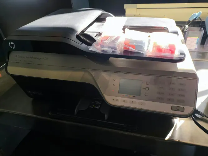 Impressora Multifuncional HP Deskjet 4625 + Cartuchos Novos (Wi-Fi/Copia/Scan)