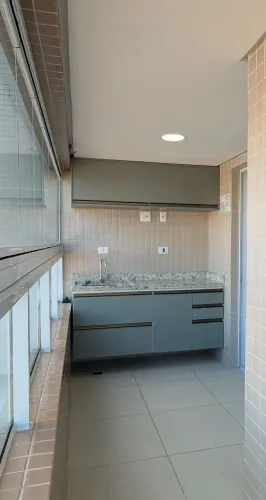 Apartamento de 2 quartos com suíte, sala e 2 vagas na Aviação, Praia Grande-SP: conforto e
