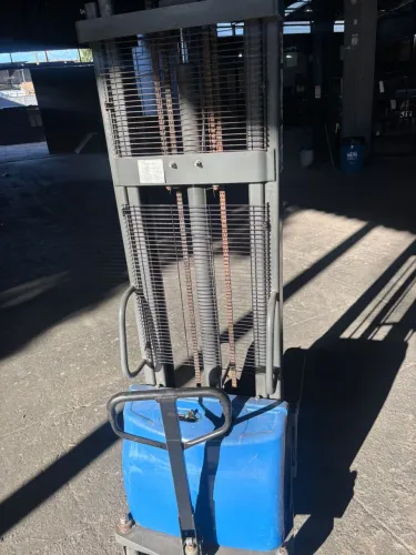 Vendo empilhadeira semi elétrica 2 Toneladas