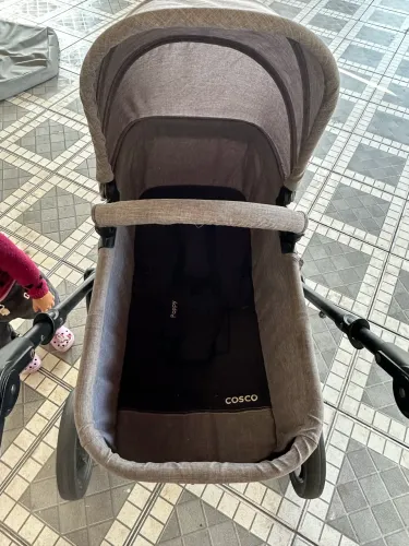 Carrinho com bebê conforto