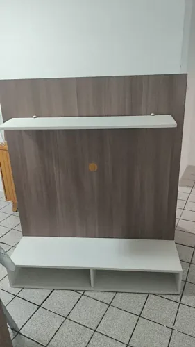 Painel para TV com prateleira e nicho inferior.