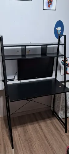 Escrivaninha preta com prateleiras