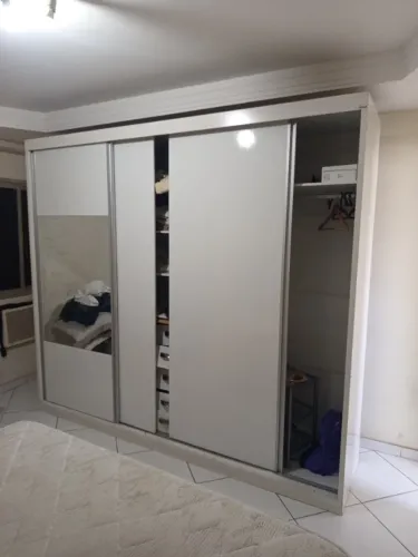Vendo guarda roupa Altura 2,35x largura 2,64 - 3 portas