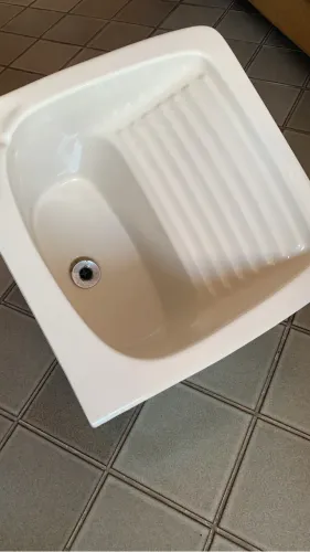 Tanque de lavar roupas em cerâmica bege