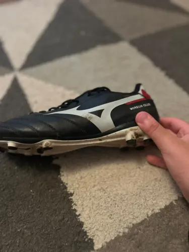 Chuteira da Mizuno em ótimo estado de campo número 38; muito boa