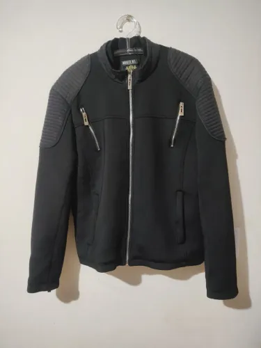 Jaqueta semi nova importada com capuz adaptável , , ótima para moto !