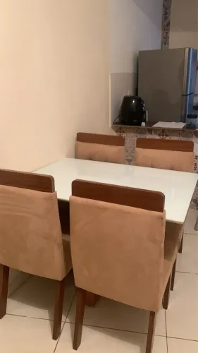 Mesa tampo de vidro laqueado com 4 cadeiras