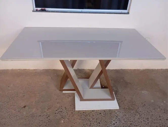 * Mesa de jantar com tampa de vidro *