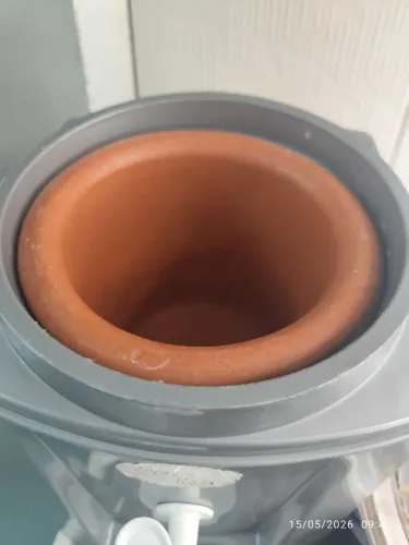 Vendo suporte para galão de água 20L mais 2 galões vazios