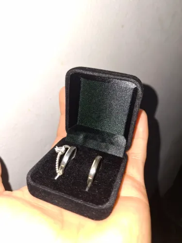 Par de alianças, com anel solitário e caixa das alianças.