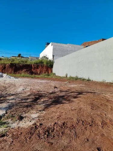 Terreno medindo 10x25, escriturado