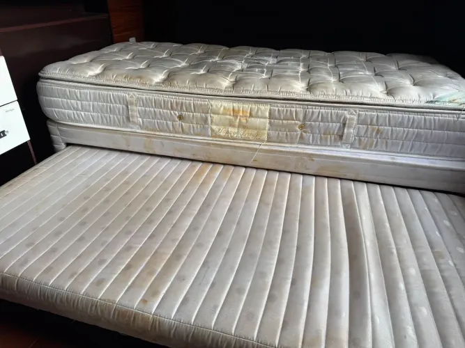 Vendo cama de solteiro com cama auxiliar e cabeceira