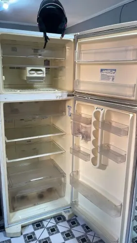 Geladeira precisa trocar o gás ir da uma limpeza valor 400 pra retirar no local 