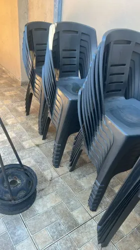 20 CADEIRAS E 5 MESAS DE PLASTICO USADOS PAGAMENTO NA RETIRADA PIX OU CARTÃO