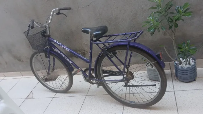 VENDO BICICLETA BEM BARATO PARA SAIR JÁ, EM ÓTIMO ESTADO SO ENGRAXAR!!