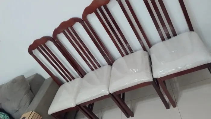 6 cadeiras estofadas para sala de jantar.