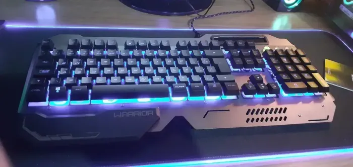 Teclado Gamer Superficie Em Metal Led Warrior Ragnar Tc222 (1 mes de uso)