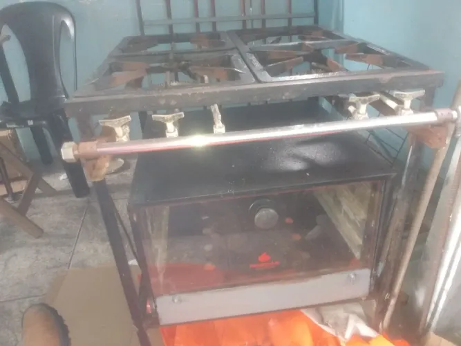 Fogão industrial marca Venâncio com forno 4 bocas