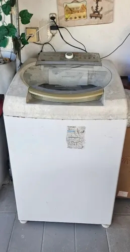 Uma máquina de lavar roupa, 11 kilo Brastemp