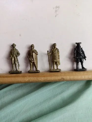 Miniaturas em metal Kinder Ovo