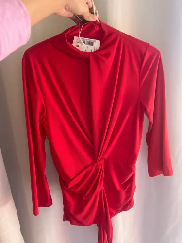 Body vermelho, nunca usado com etiqueta, estou disposta a negociar 