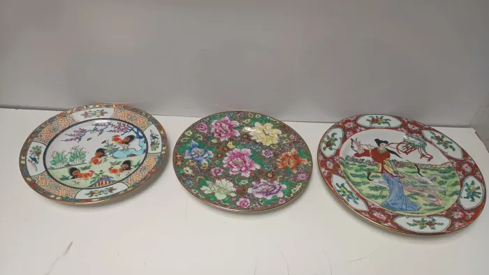 Conjunto 3 pratos decorativos de porcelana oriental pintados à mão.