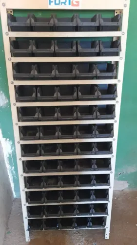 Estante com gavetas