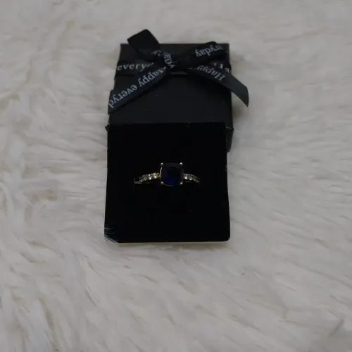 Anel feminino com pedra azul e detalhes brilhantes