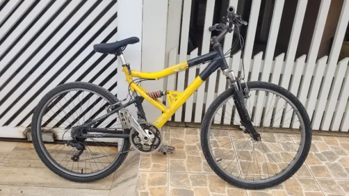 Mountain Bike com dupla suspensão caloi aro 26 com 7 velocidades