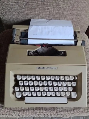 Máquina de escrever Olivetti lettera 25