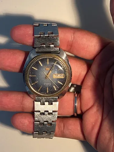 Seiko 5 automático azul com detalhes em dourado