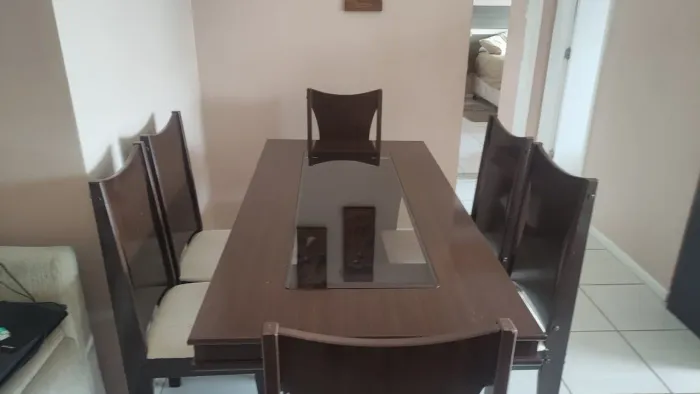 sala de jantar: mesa com vidro central e 6 cadeiras