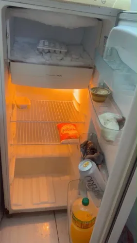 Vende - se uma geladeira
