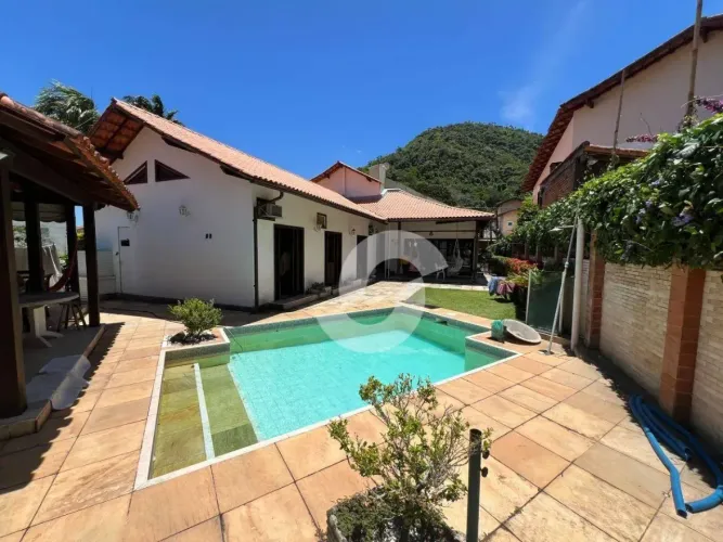 Casa em Cond. 4 qts 2 suites à venda, 300m² - Itacoatiara - Niterói/RJ.