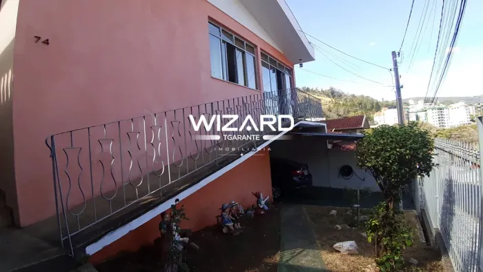 Casa com três quartos e edícula em Serra Negra SP